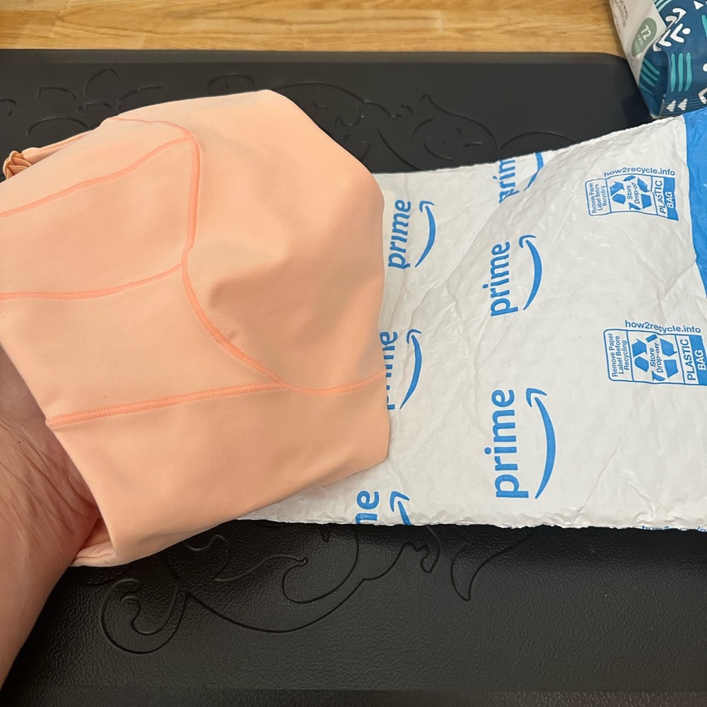 Free People Peach 🍑 Sports Bra with Supportive Seaming Size XS - Picture 9 of 9